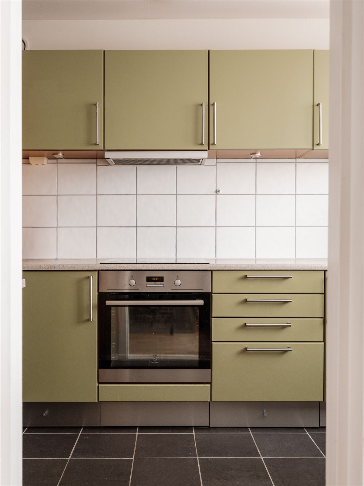 Et stilrent og funksjonelt kjøkken med god arbeidsflate. Galleribilde