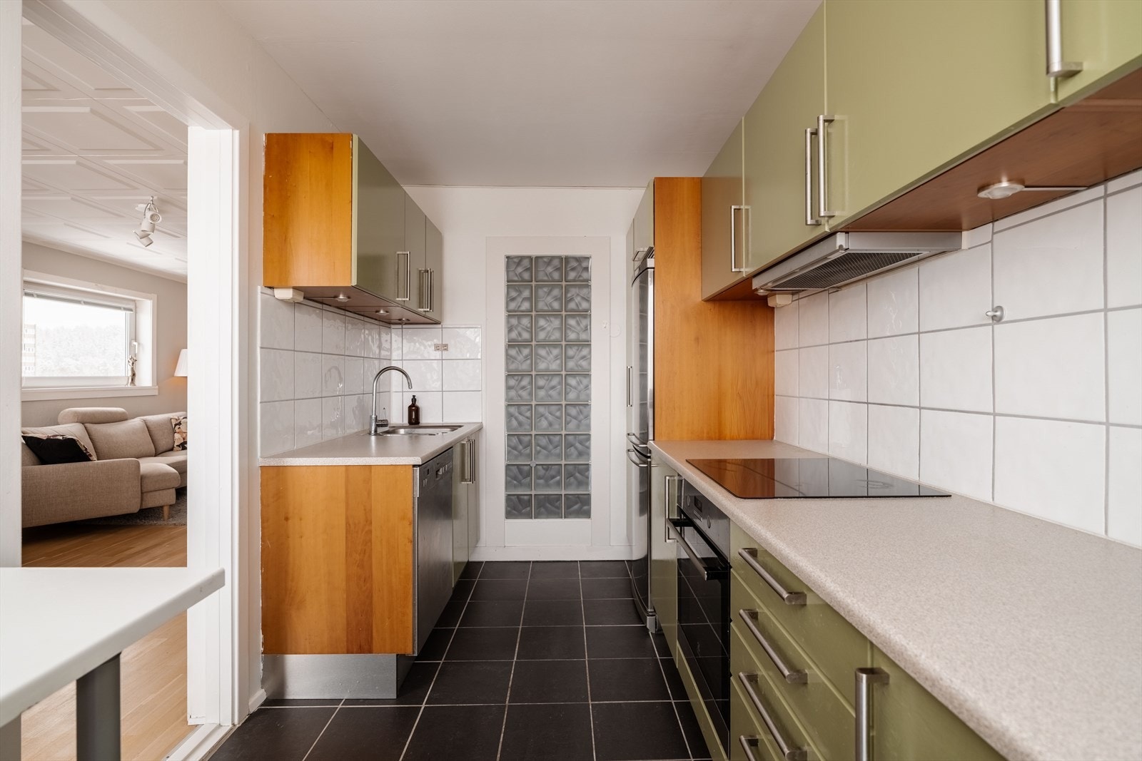 Kjøkkenet er utstyrt med integrert induksjonstopp og stekeovn, kullfilterventilator samt opplegg for oppvaskmaskin. Galleribilde