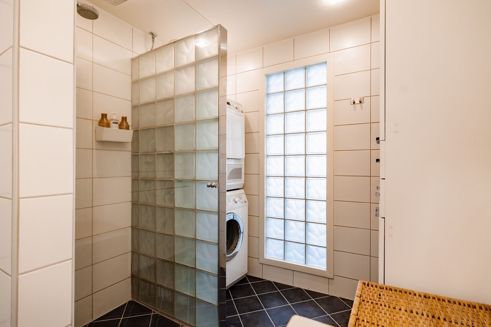 Dusj med innfellbare dører i herdet glass. Det er også opplegg for vaskemaskin. Galleribilde