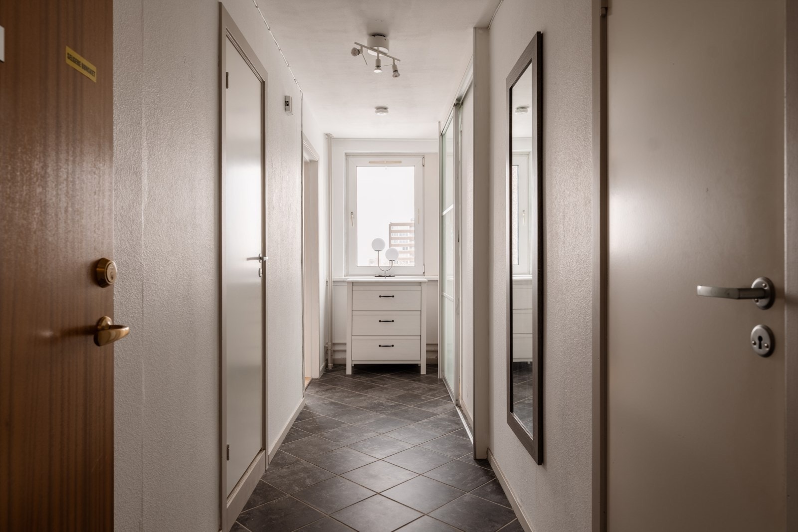 Flislagt entré med adkomst til alle boligens rom. En funksjonell og ryddig velkomstsone. Galleribilde