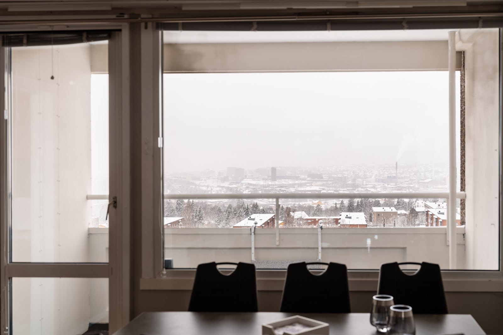 Her kan sol og utsikt nytes også fra spisestuen. Galleribilde