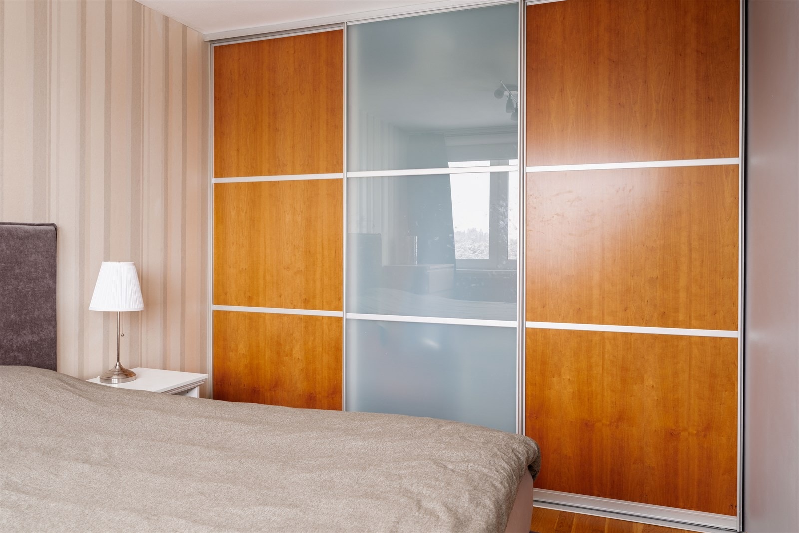 Garderobeskap med plass til alle dine klær og tekstiler. Galleribilde