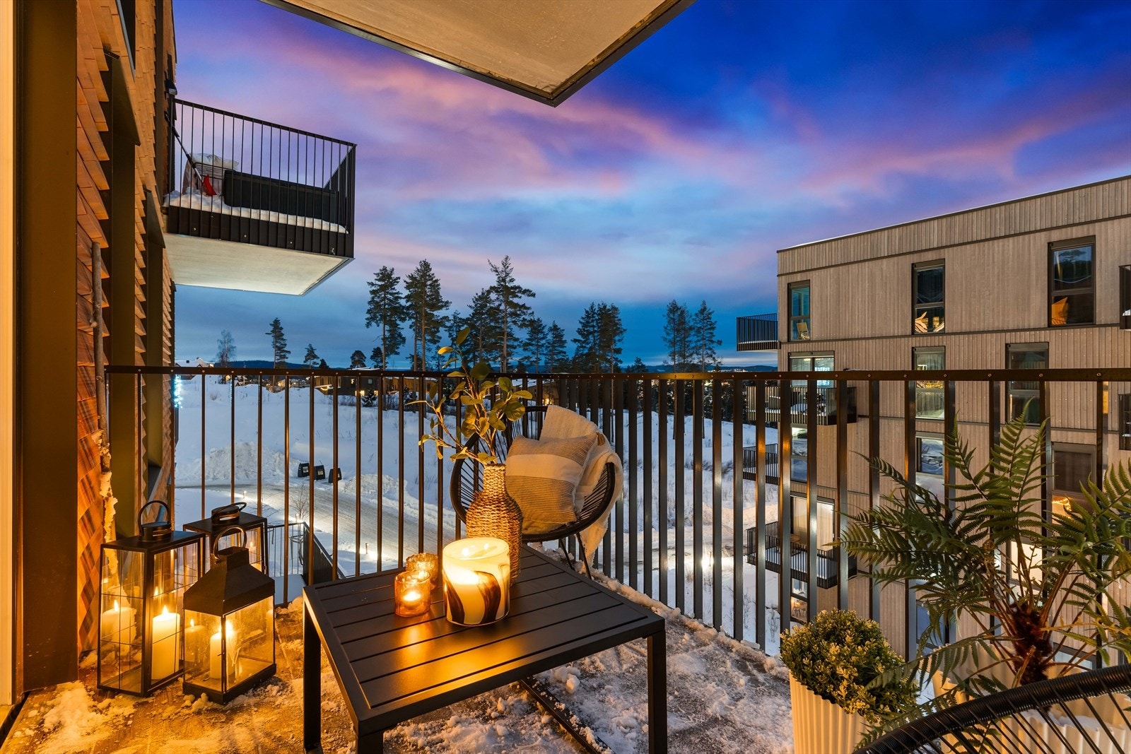 Kveldsstemning på balkongen med plass til både sitteplasser og planter. Et flott uterom som kan brukes store deler av året. Galleribilde