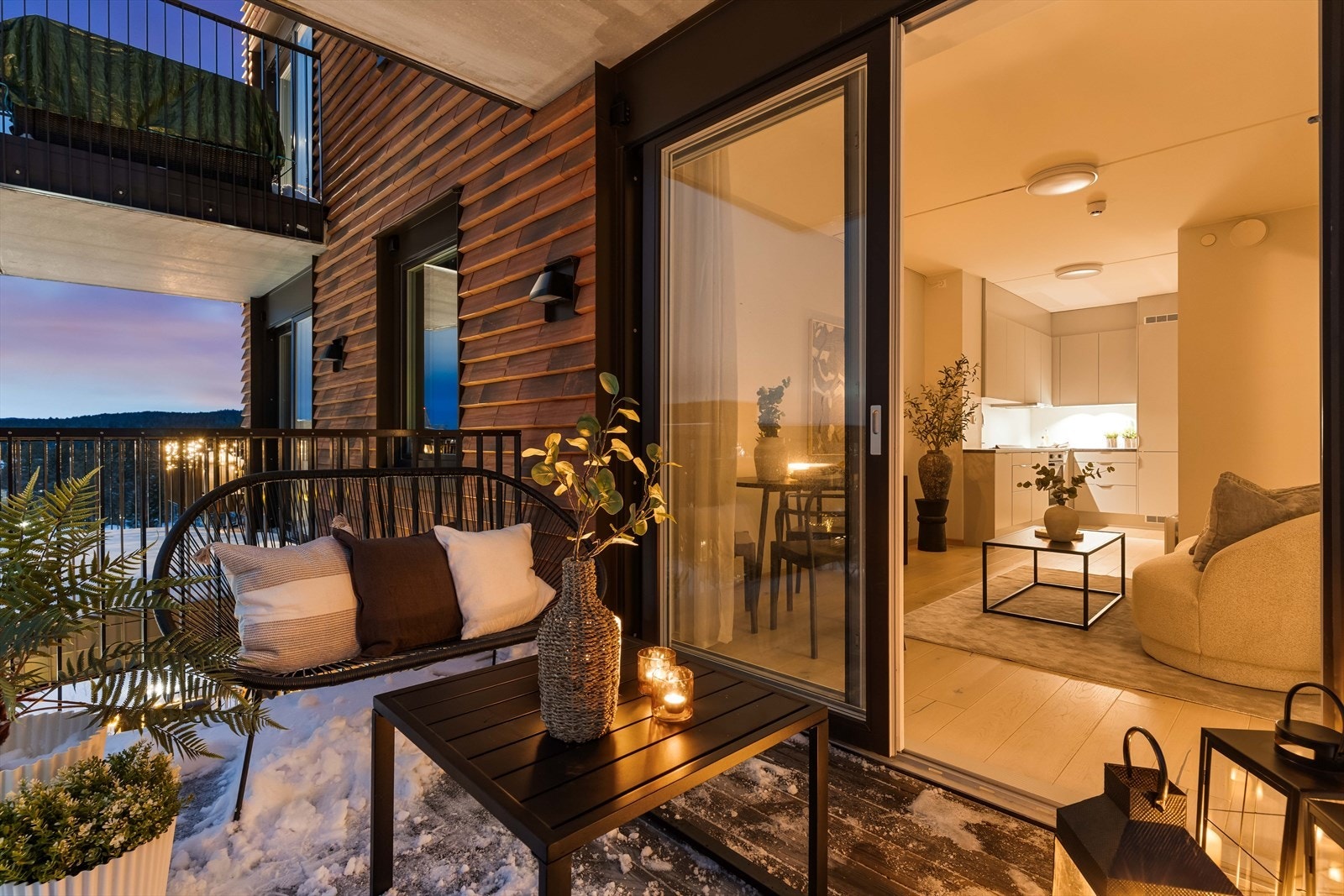 Balkongen gir en flott forlengelse av stuen og byr på gode solforhold. Perfekt for rolige morgener eller hyggelige kvelder. Galleribilde