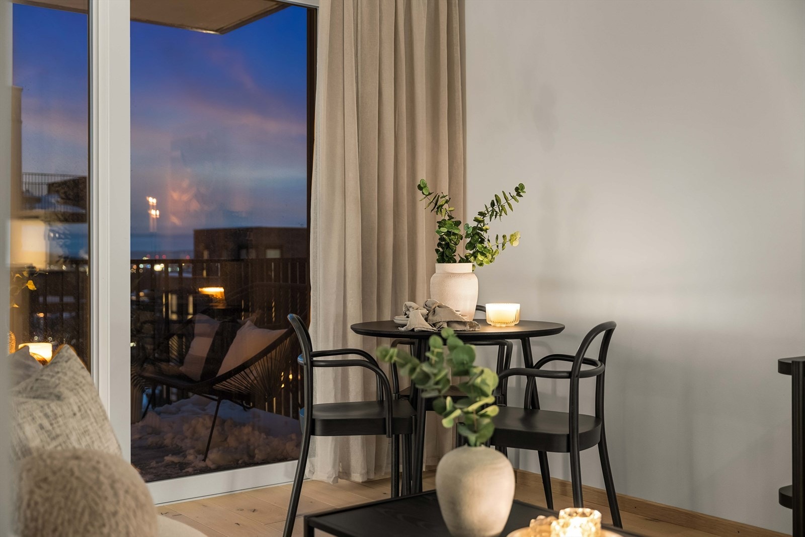 Spiseplassen er plassert ved vinduet og gir en hyggelig atmosfære, spesielt på kveldstid. Her kan du nyte utsikt og stemningsfull belysning. Galleribilde