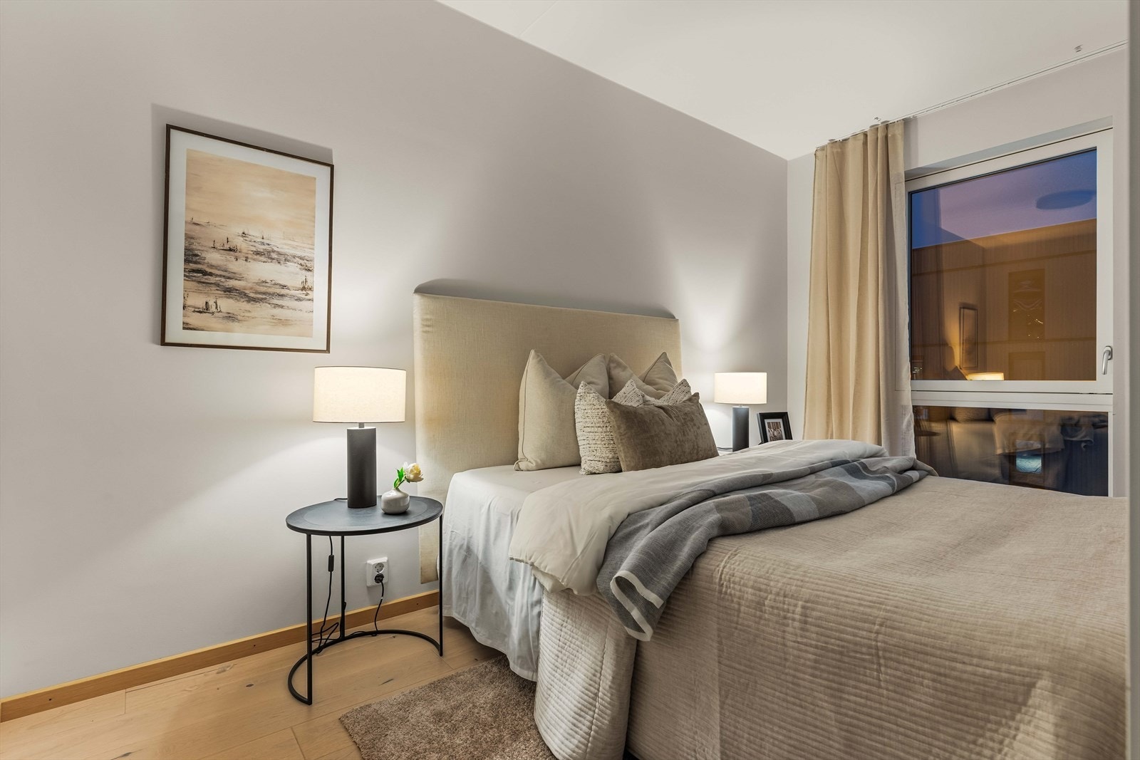 Lyst og rolig soverom med plass til dobbeltseng og nattbord. Store vinduer gir en behagelig romfølelse. Galleribilde