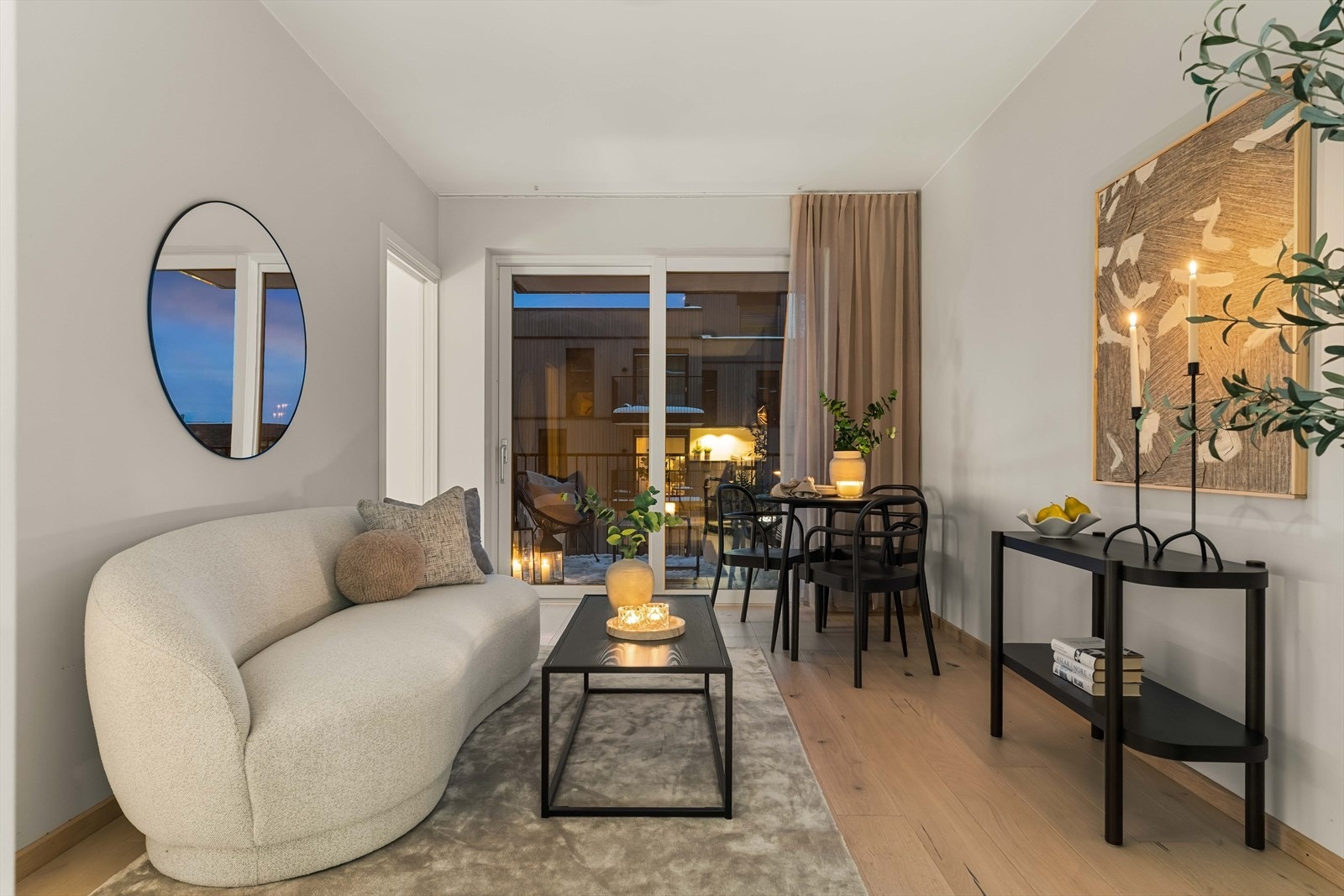 Stuen har en naturlig overgang til spiseplassen, perfekt for hyggelige middager med venner og familie. Store vinduer gir flott utsyn og godt lysinnslipp. Galleribilde