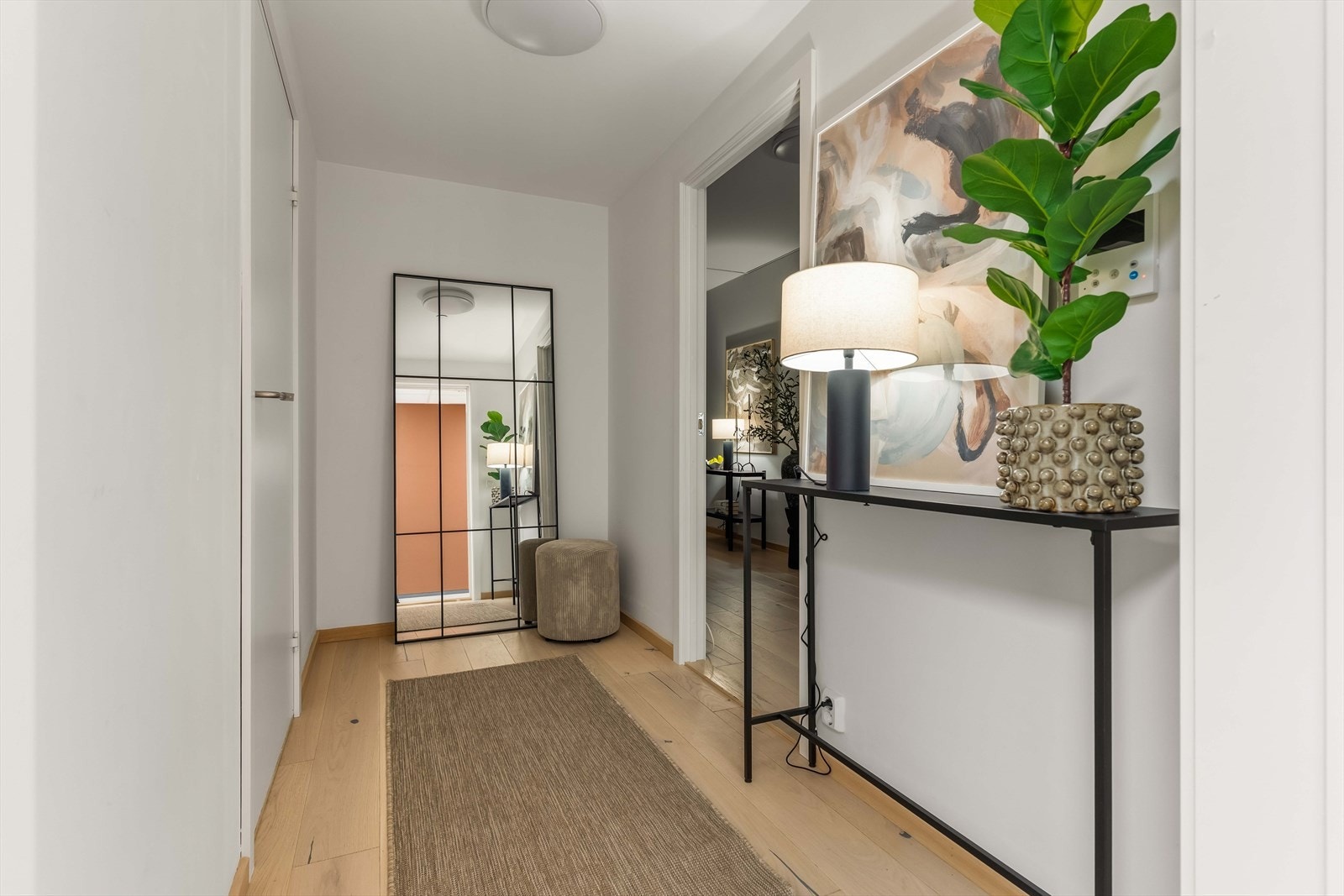 Praktisk entré med god plass til yttertøy og sko. En ryddig og innbydende velkomst til boligen. Galleribilde