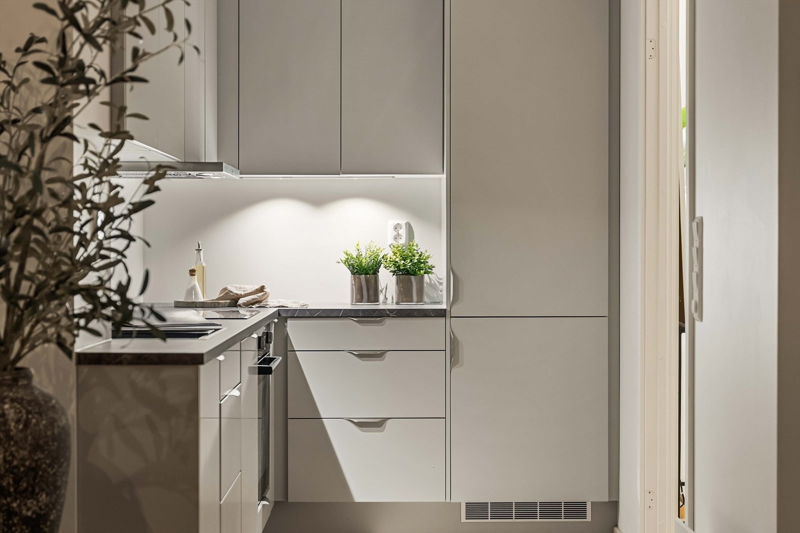 Kjøkkenet har et stilrent uttrykk med kvalitetsinnredning og smarte løsninger. Her får du en funksjonell arbeidsplass i moderne omgivelser. Galleribilde