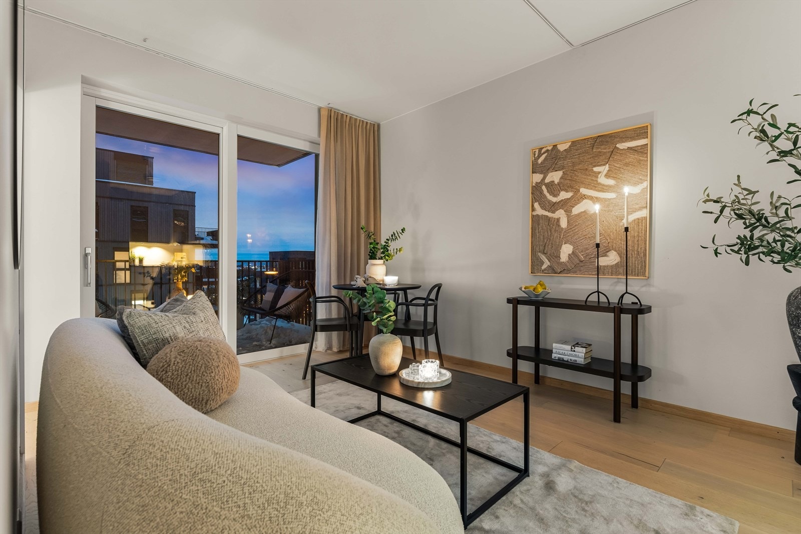 Fra sofakroken har du direkte utgang til balkongen, noe som forlenger oppholdsrommet i sommerhalvåret. En gjennomført og harmonisk stil preger hele rommet. Galleribilde