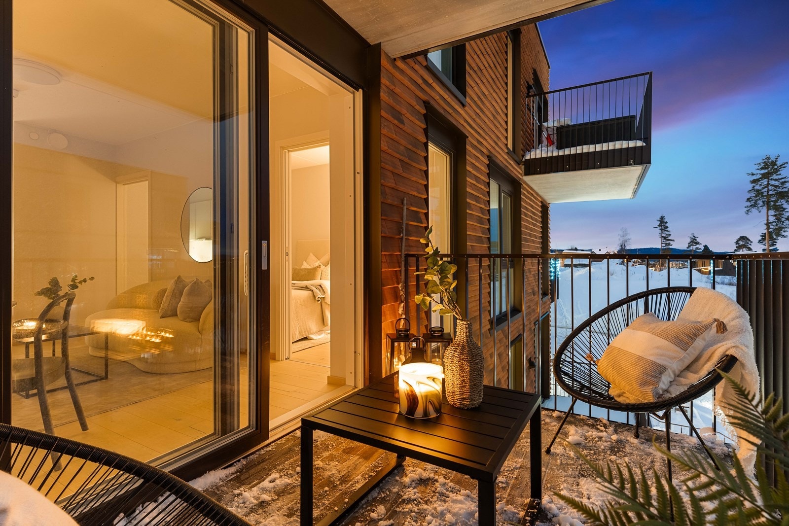 Fra balkongen har du fint utsyn og gode møbleringsmuligheter. En privat og trivelig sone høyt og fritt. Galleribilde