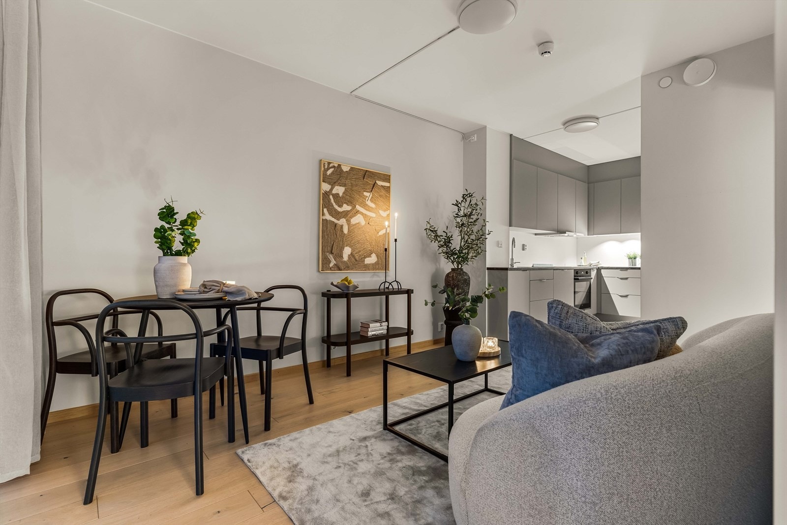 Åpen stue- og kjøkkenløsning med moderne preg og effektiv planløsning. Her ligger alt til rette for både hverdagsliv og sosiale sammenkomster. Galleribilde