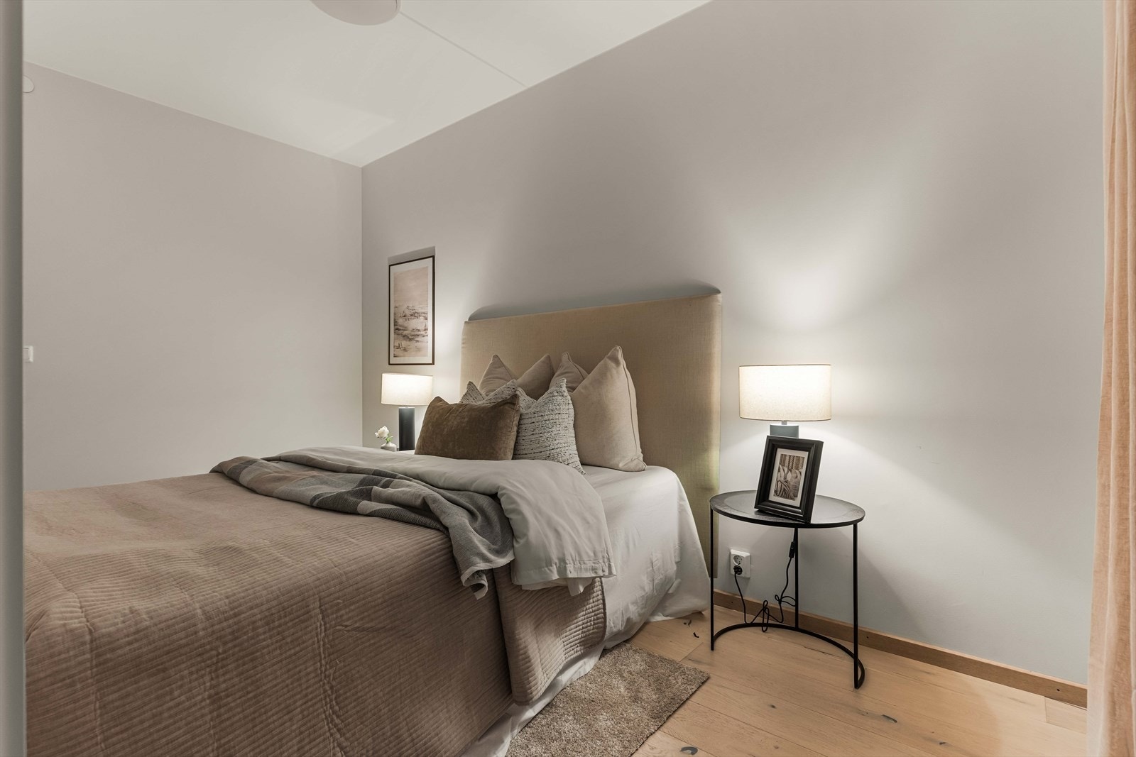 Soverommet fremstår innbydende og harmonisk med moderne fargetoner. Her ligger alt til rette for god nattesøvn. Galleribilde