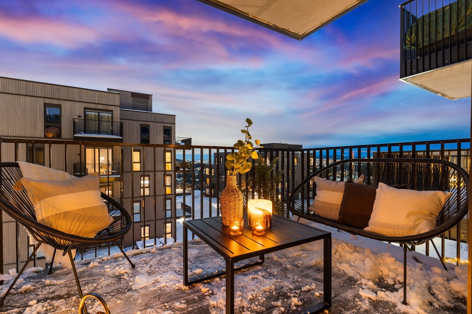 Stemningsfull uteplass med plass til sittegruppe og dekorative elementer. Her kan du nyte solnedgangen i moderne omgivelser. Galleribilde