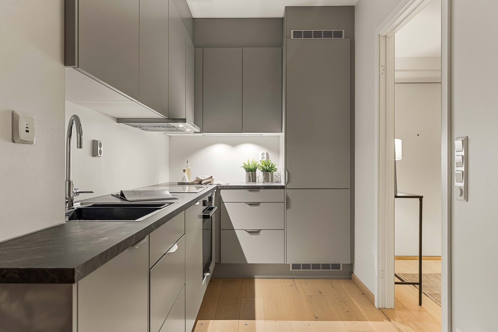 Tidsriktig kjøkken med glatte fronter og integrerte hvitevarer. God skap- og benkeplass gjør matlagingen både praktisk og inspirerende. Galleribilde