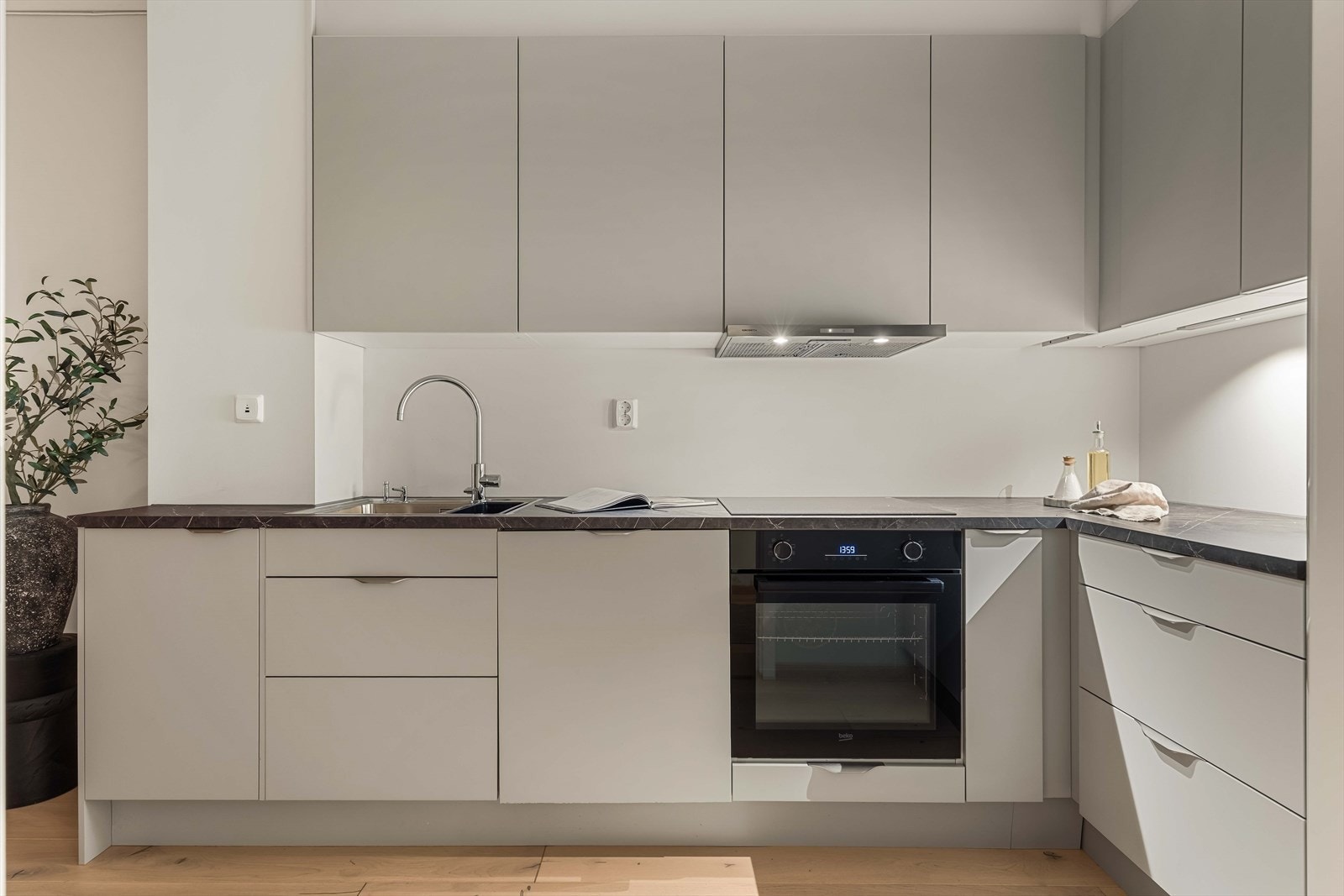 Romslig kjøkken med integrert stekeovn og koketopp, samt godt med skapplass. Perfekt for deg som ønsker en moderne og lettstelt hverdag. Galleribilde