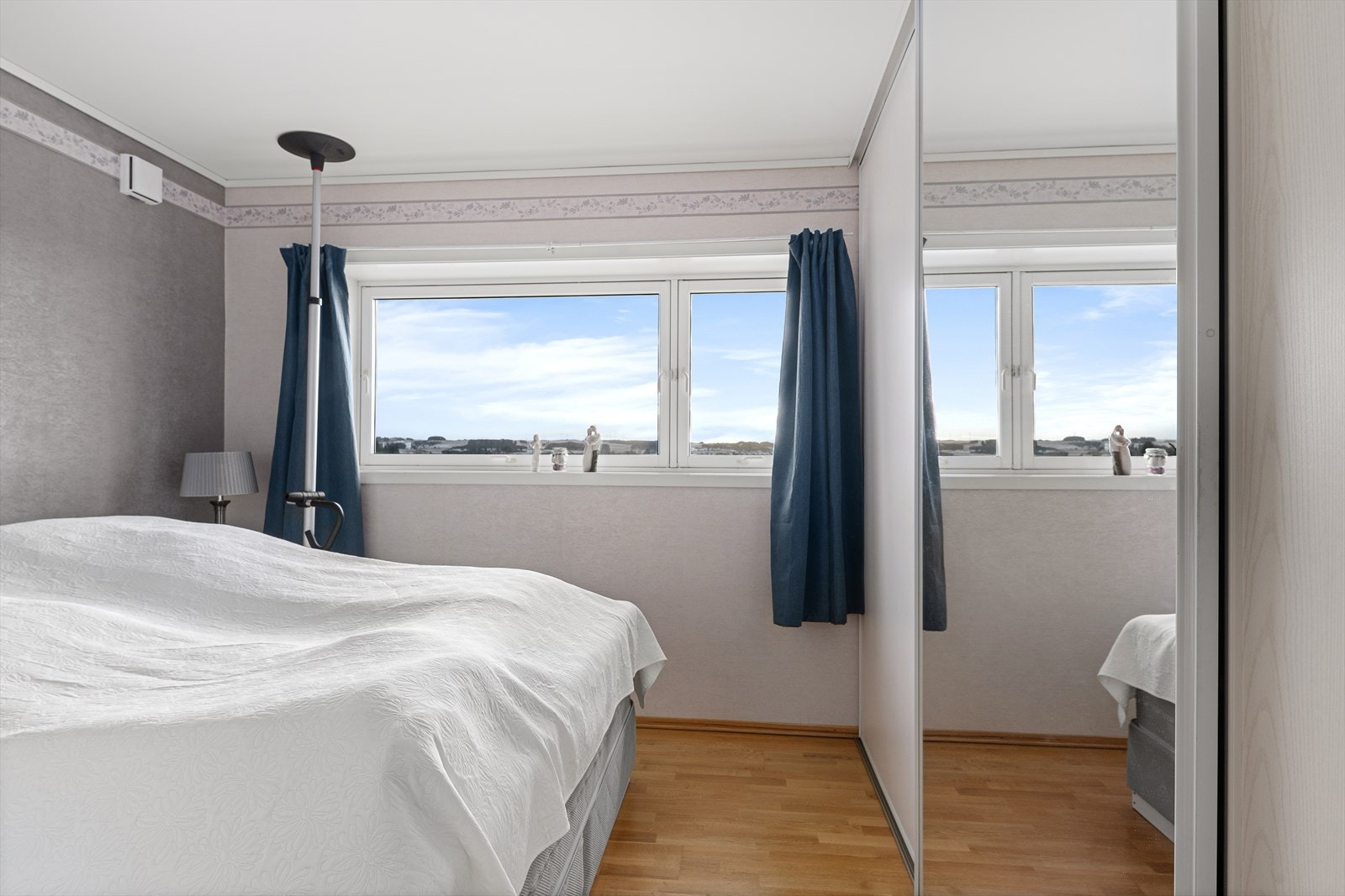 Hovedsoverom med skyvedørsgarderobe. Galleribilde