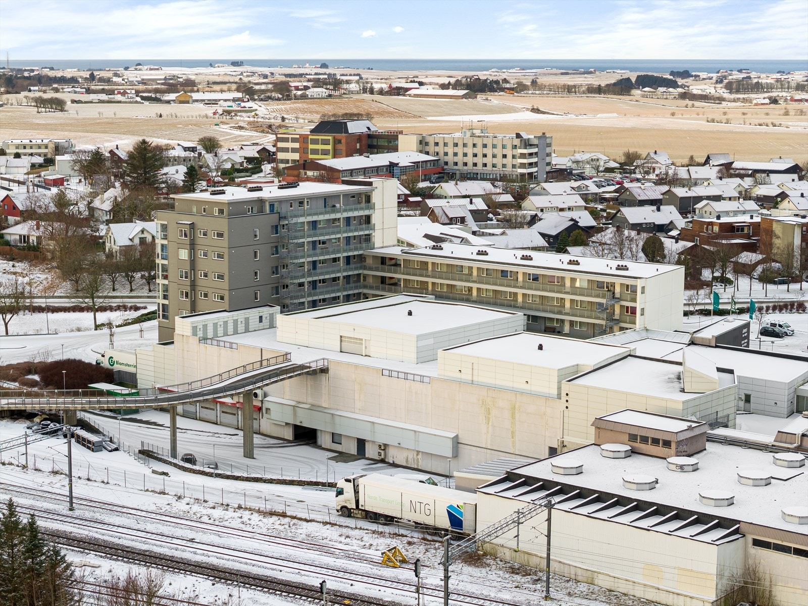 Garasjeplassen er plassert på baksiden, det er heis fra parkeringsetasjen og opp til leilighetsetasjen. Galleribilde