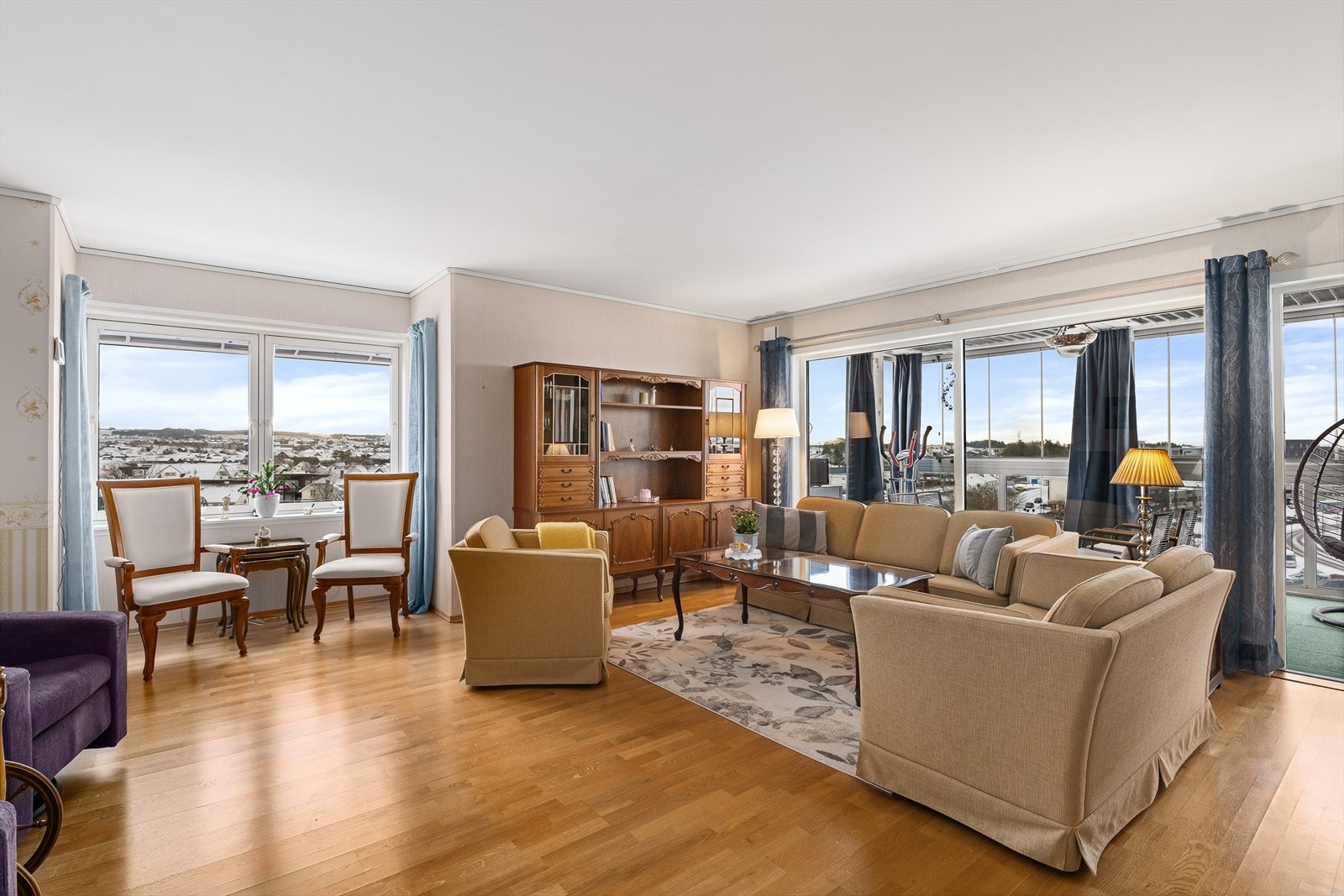 Romslig hjørneleilighet med vinduer mot øst og sør. Galleribilde