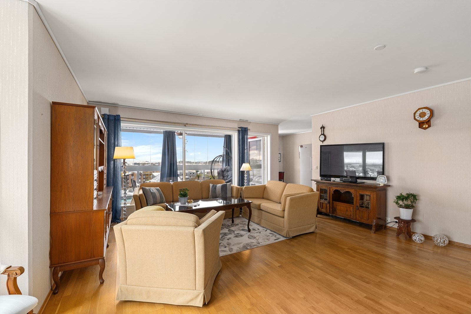 Fra stuen er det åpen løsning til kjøkken, men selve innredningen er skjermet fra stuen. Galleribilde