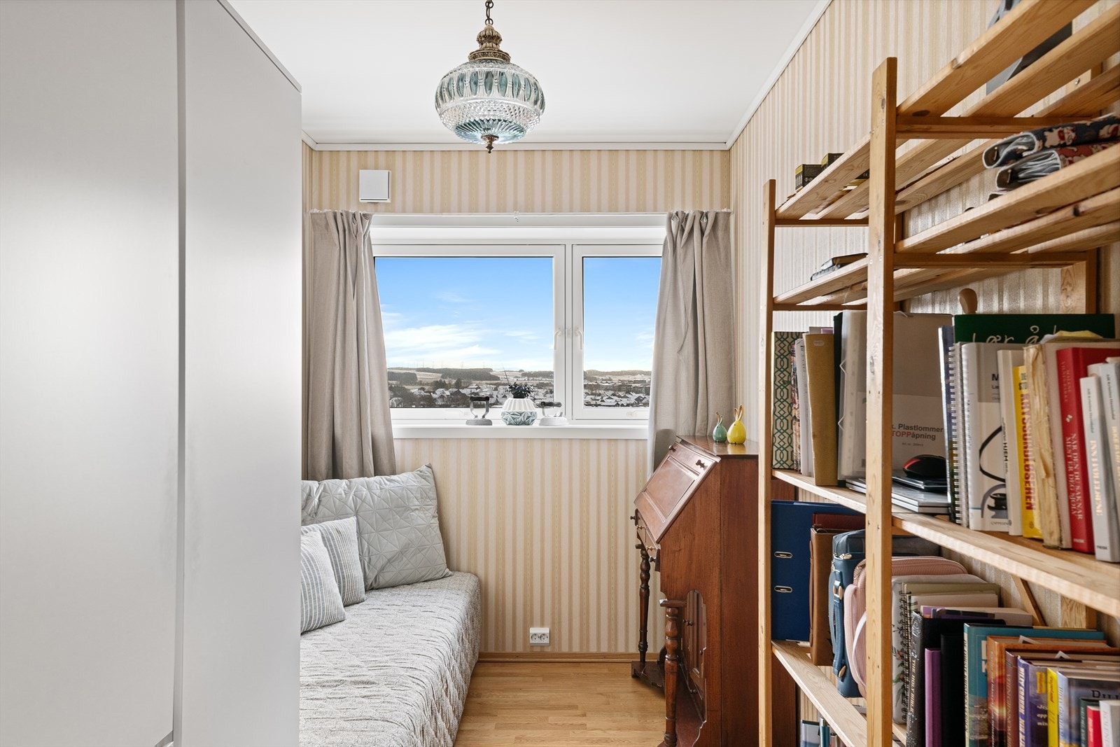 Garderobe på soverommet medfølger ikke i handelen. Galleribilde