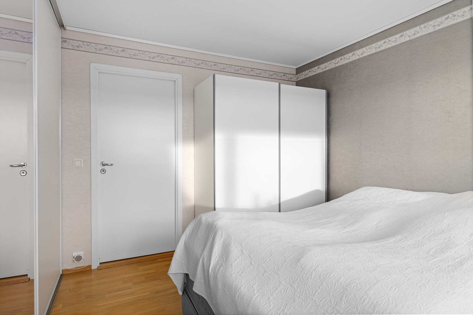 Soverommet er romslig med plass for både seng og nattbord. Ekstra garderobe (den hvite) blir fjernet før overtagelse. Galleribilde