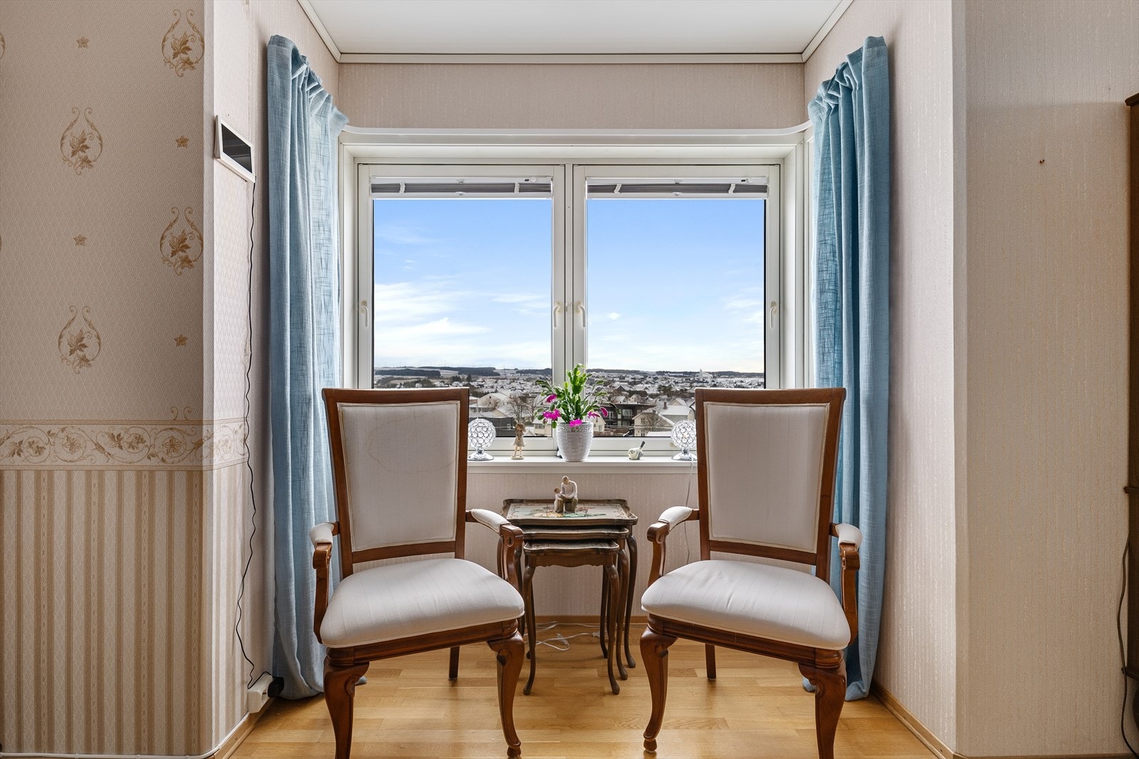 Det lille utstikket i stuen gir en god effekt, både i form av ekstra lys, utsikt, men ikke minst med tanke på møblering. Galleribilde