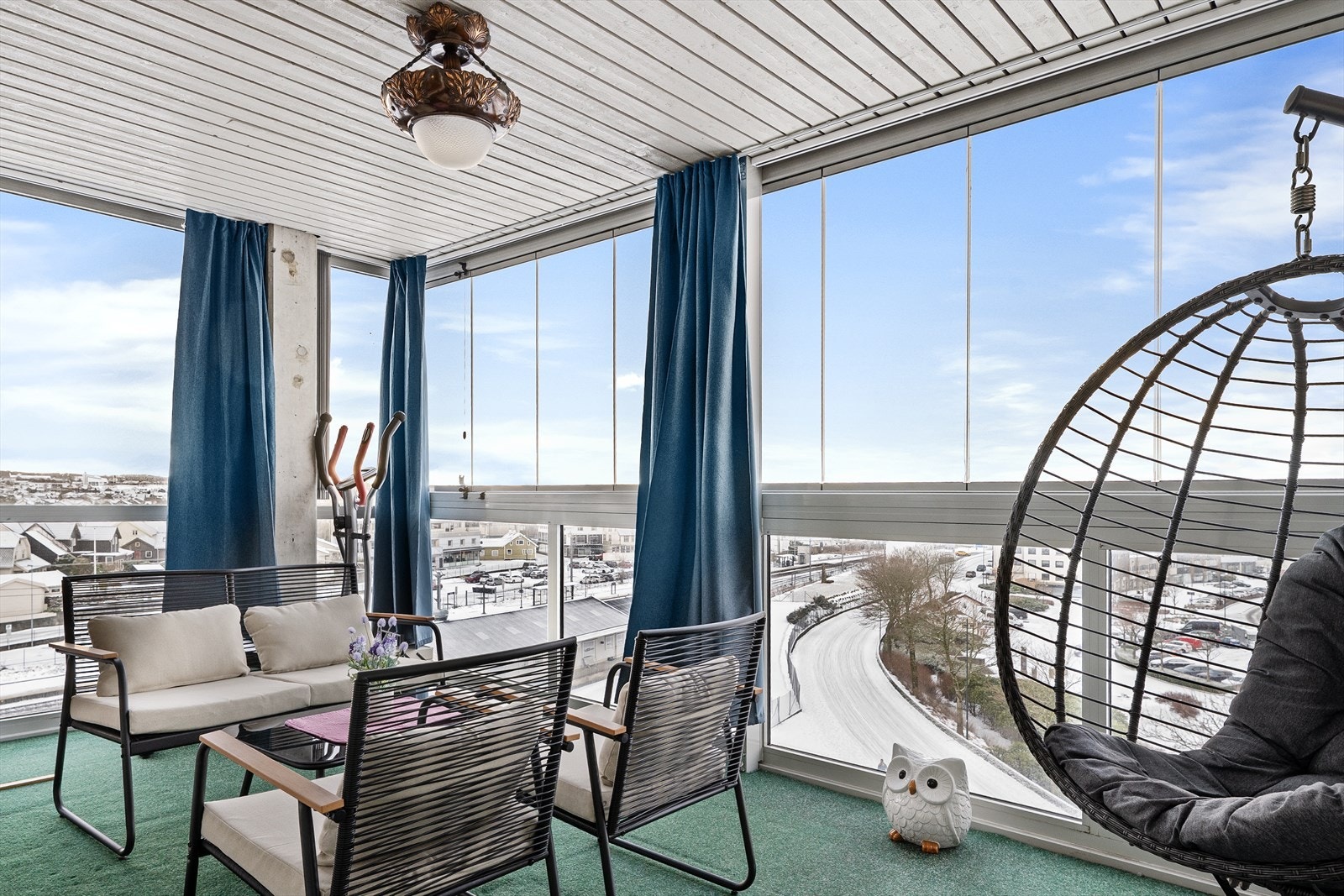 Utgang til innglasset balkong. Skinnene for gardiner medfølger, men gardinene blir fjernet før overtagelse. Galleribilde