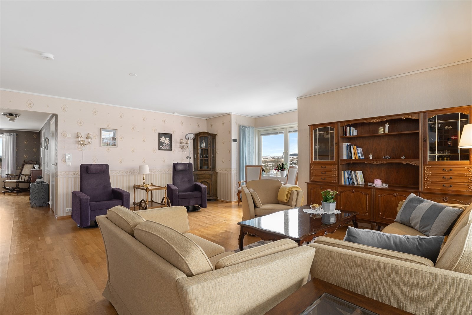 Stuen er romslig med flere møbleringsmuligheter. Galleribilde