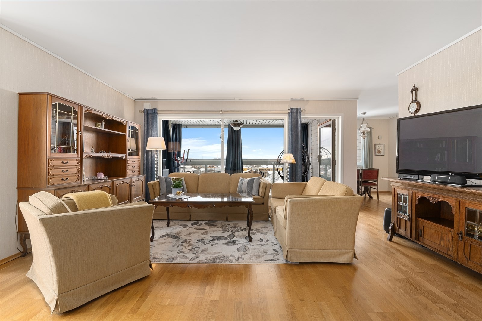 Stuen har parkett på gulv og tapetserte vegger. Galleribilde