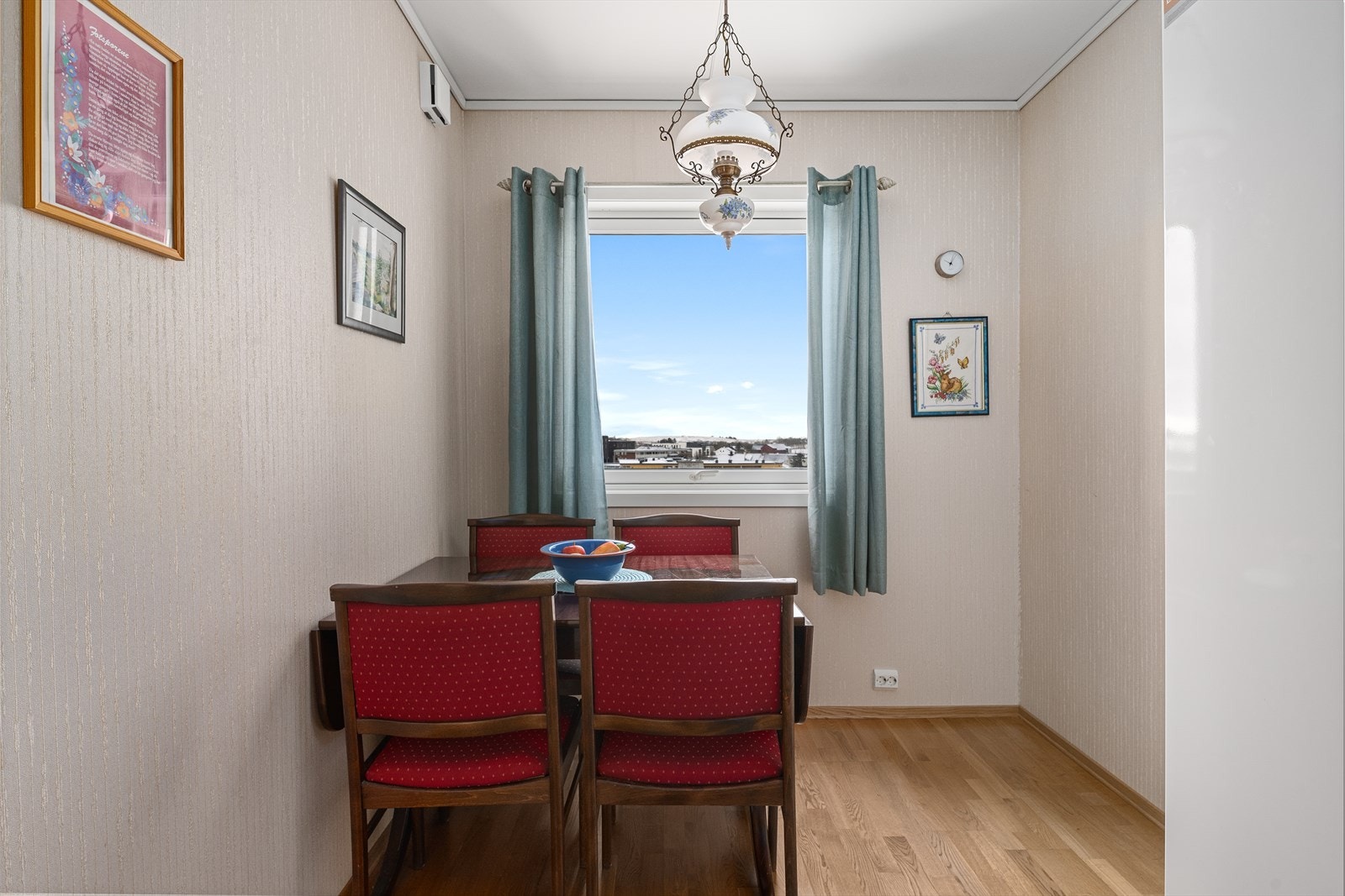 I forlengelse av kjøkken er det spiseplass. Galleribilde