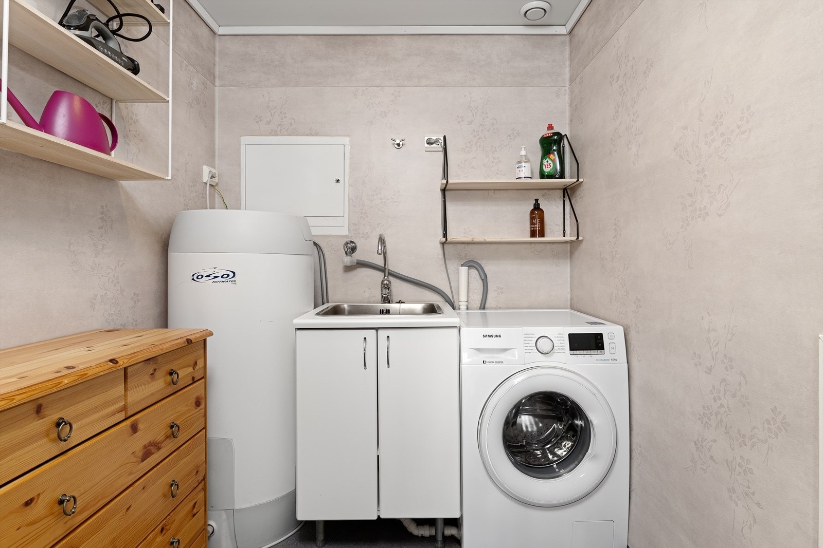 Vaskerom som også fungerer som leilighetens bod. Galleribilde