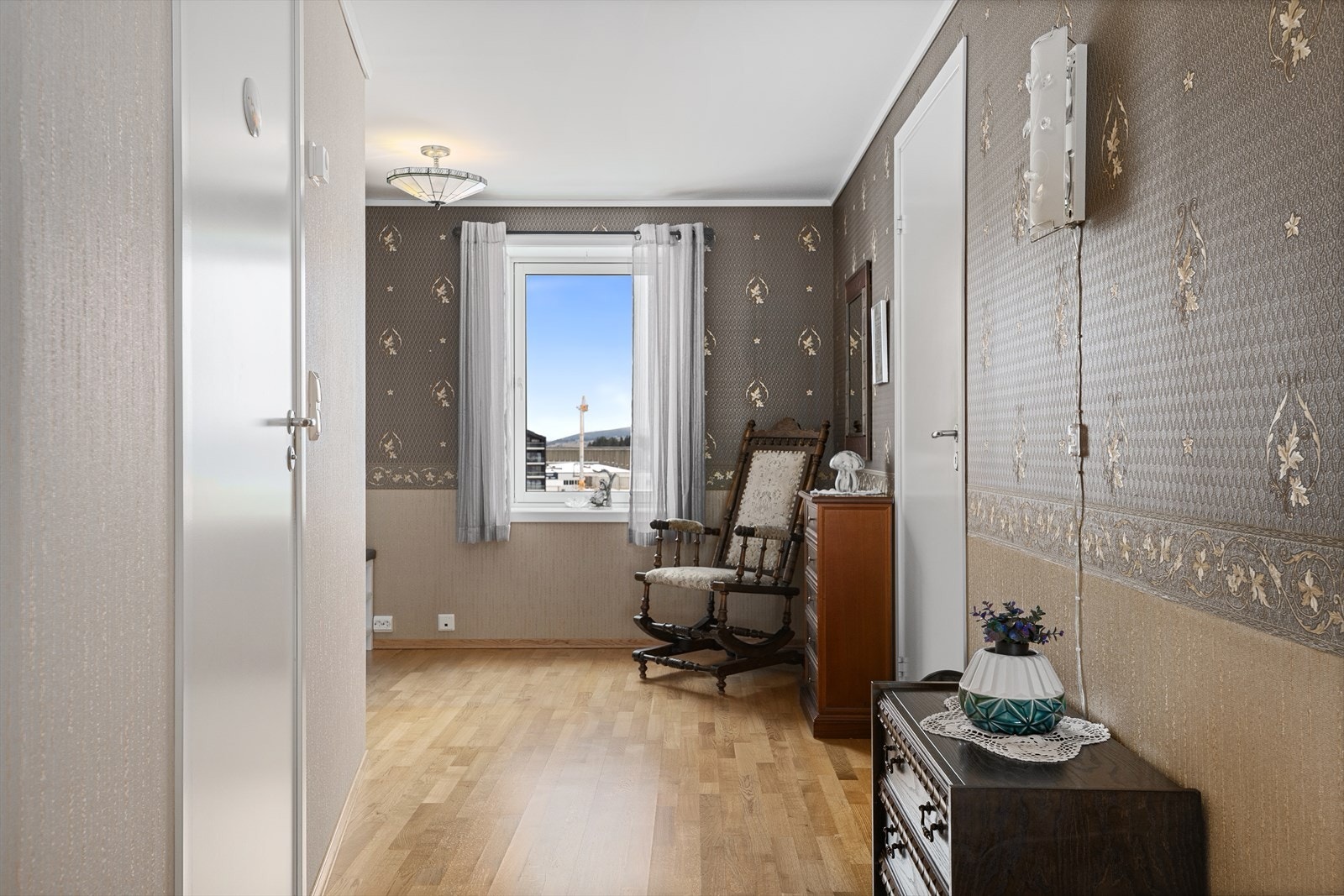 Romslig gang med god plass, enten til en stol som her, eller garderobeløsning. Galleribilde