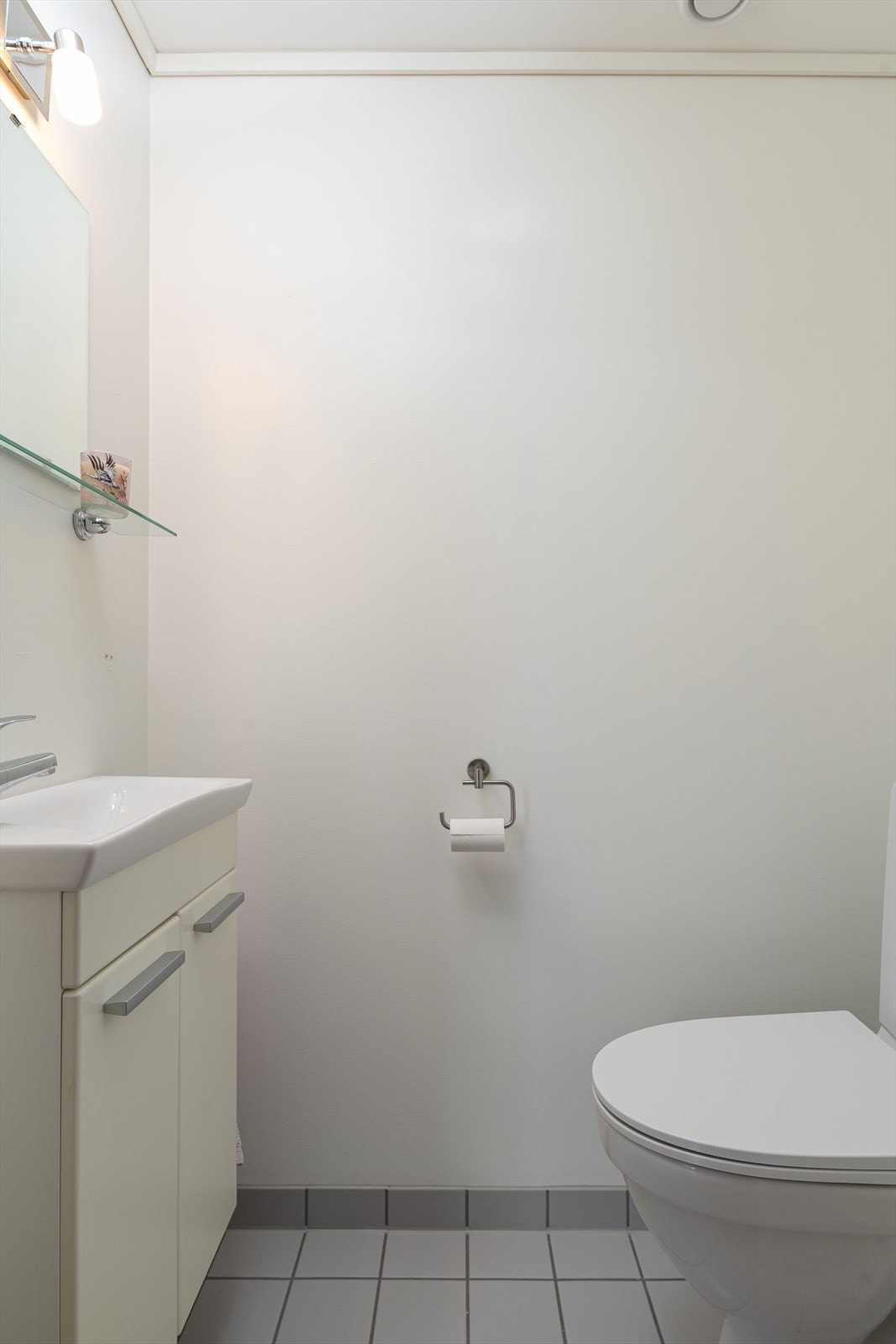 Gjestetoalett, praktisk plassert like ved inngangsdøren. Galleribilde