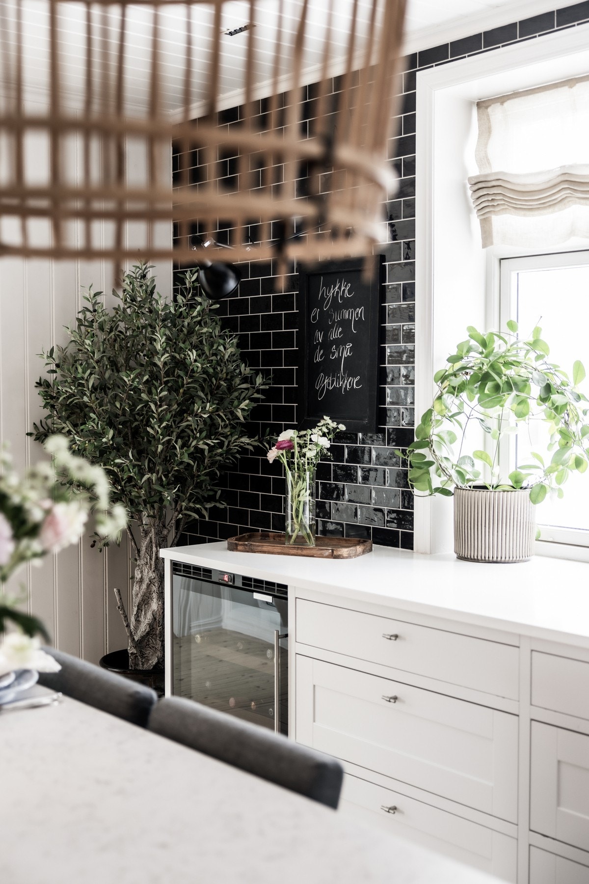 Kjøkkenøy av solid steinplate fra Silestone Galleribilde