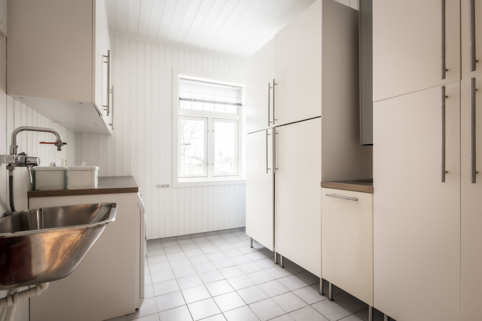 Stort vaskerom med innredning Galleribilde