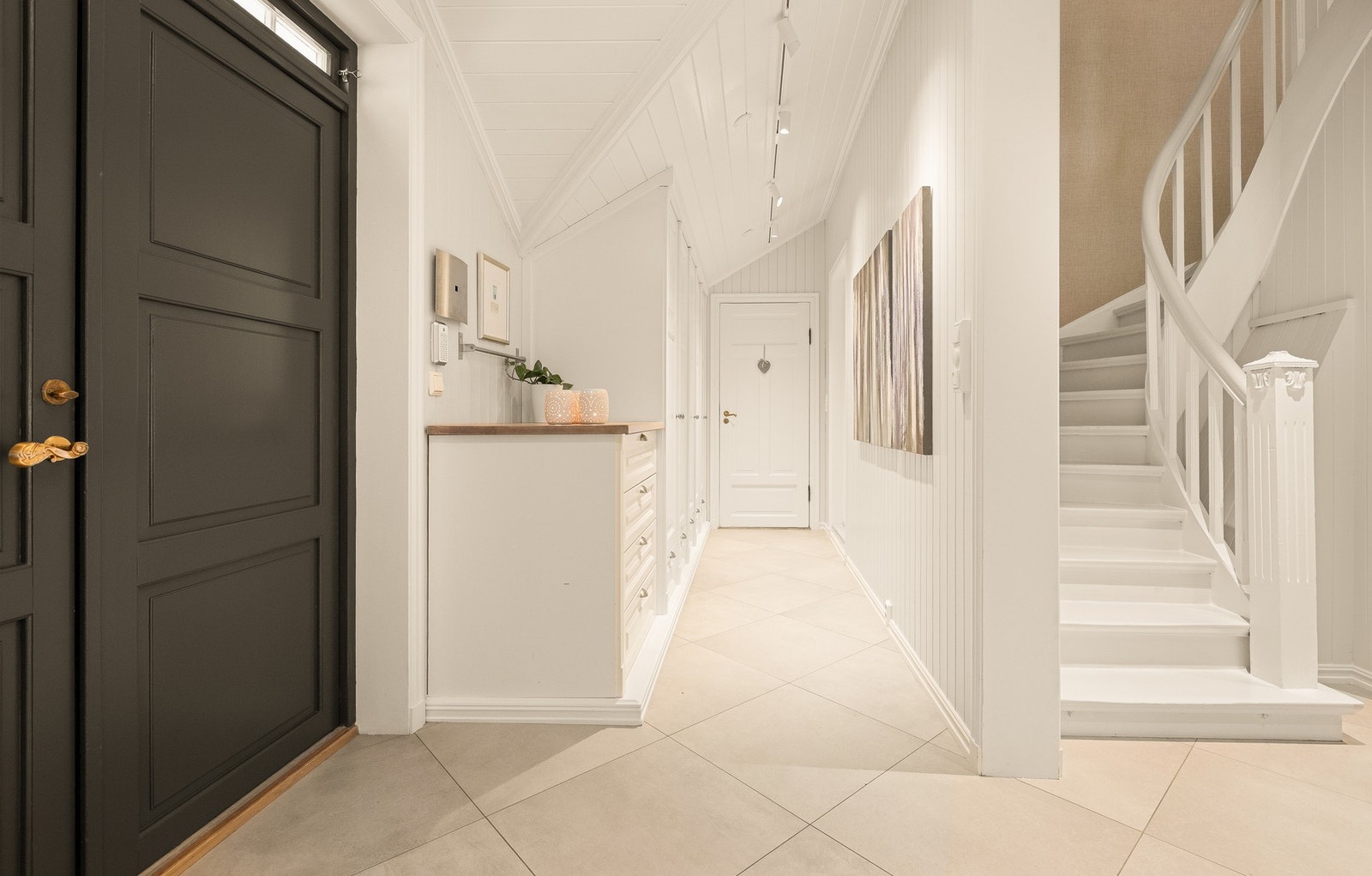 Stor hall som gir et bra første inntrykk av boligen Galleribilde