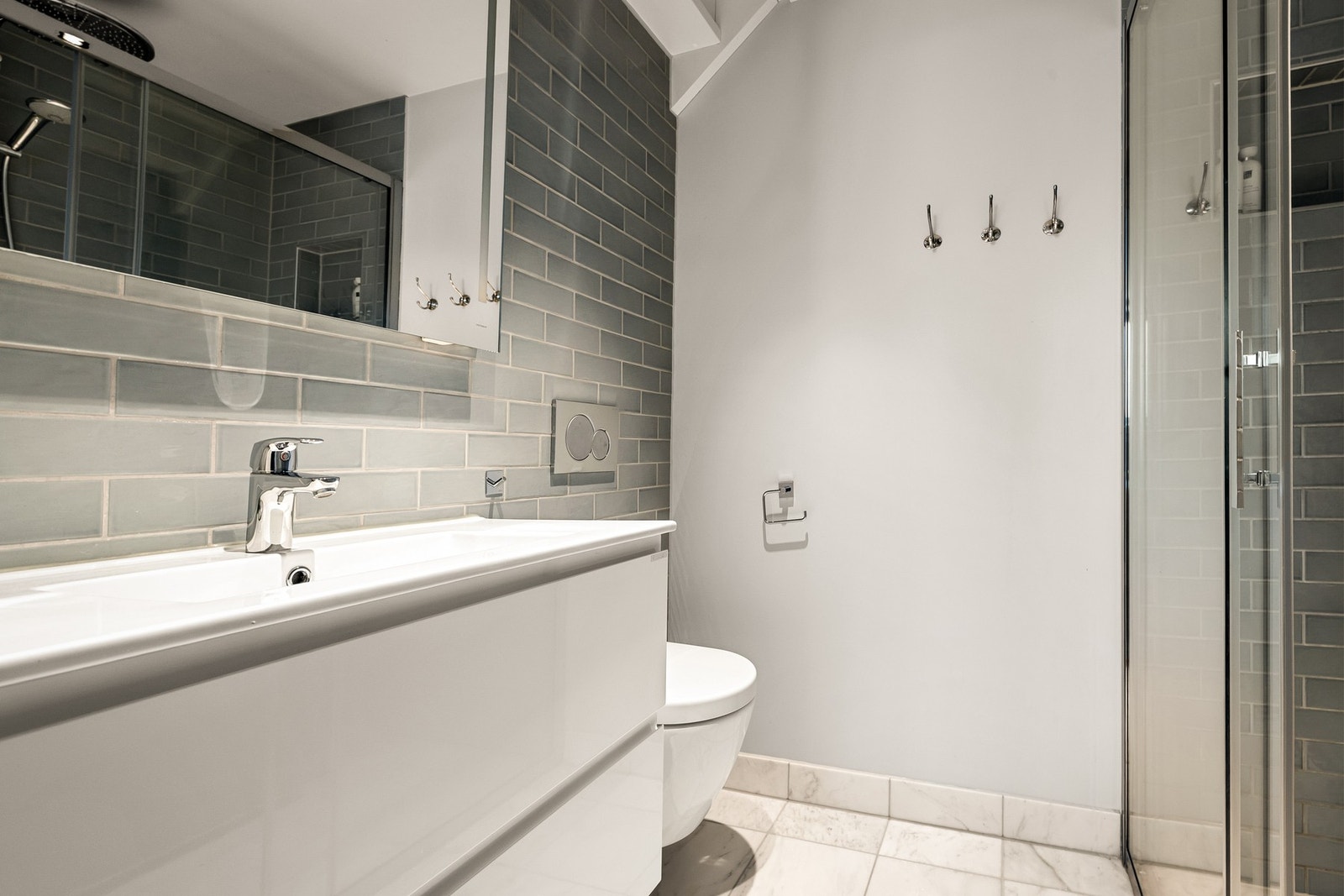 Pent flislagt bad Galleribilde