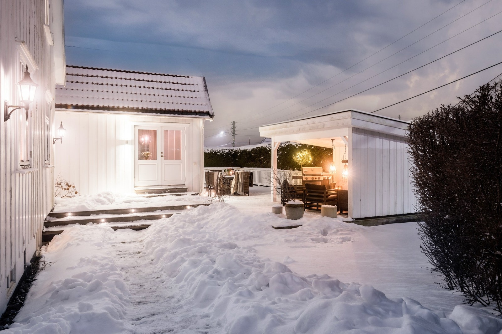 Flotte uteområder med terrasse- og loungearealer som gir gode solforhold og naturlige soner for både avslapning og sosiale sammenkomster. Galleribilde