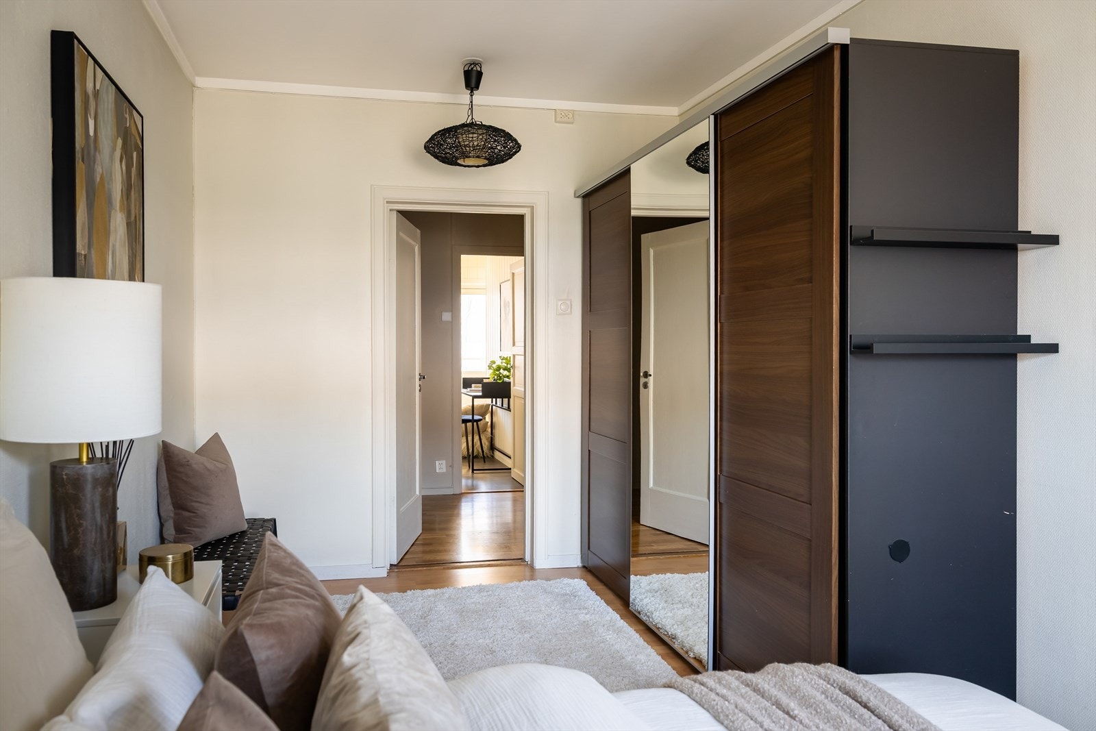 Praktisk skyvedørsgarderobe medfølger handelen og gir gode oppbevaringsmuligheter. Galleribilde