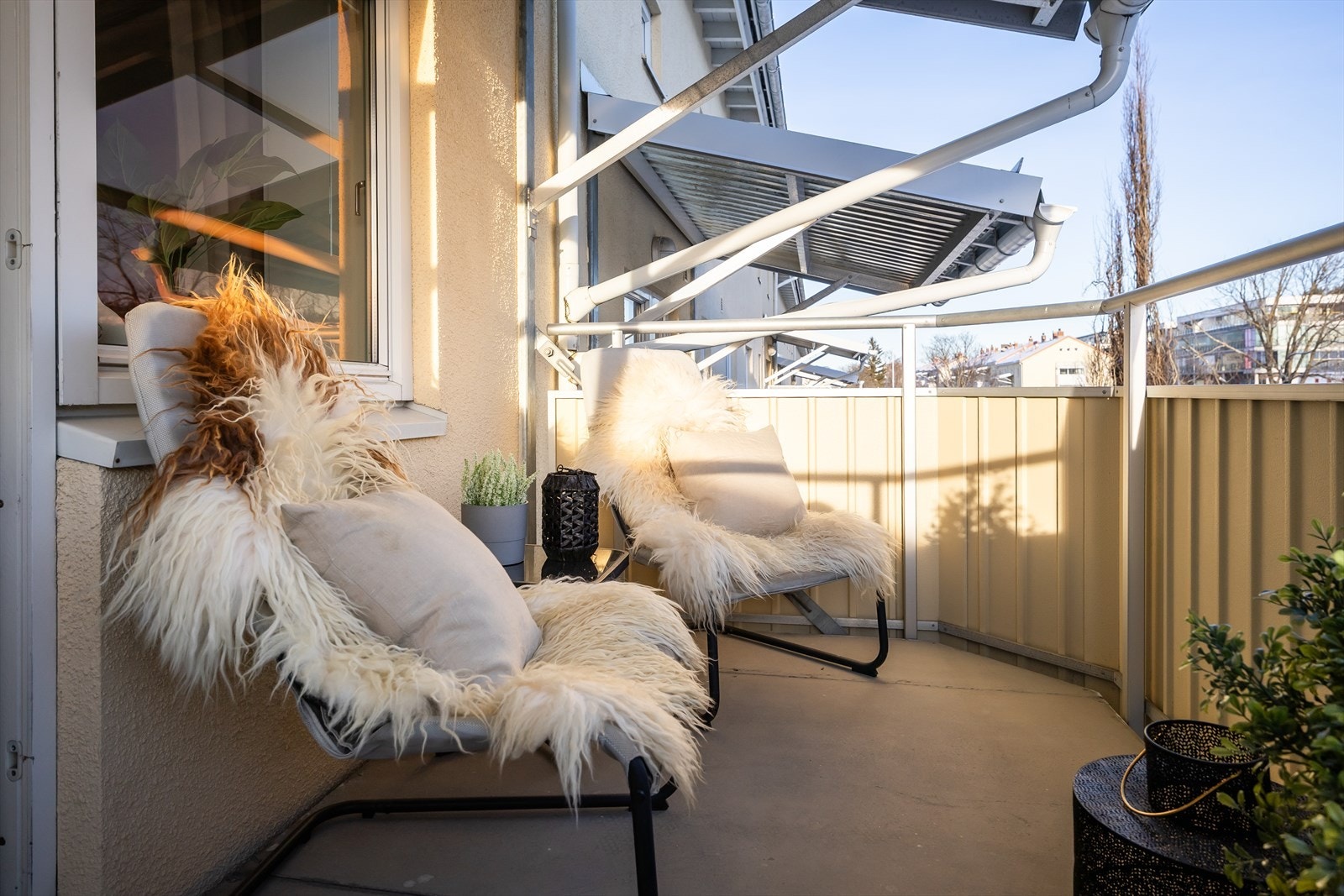 Balkongen er overbygd og strekker seg over 6 m². Galleribilde