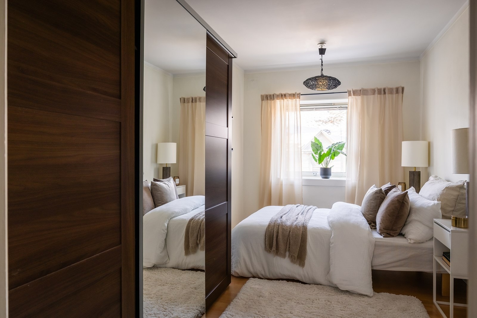 Leiligheten byr på to soverom. Dette er det største av dem og strekker seg over 11,7 m². Galleribilde