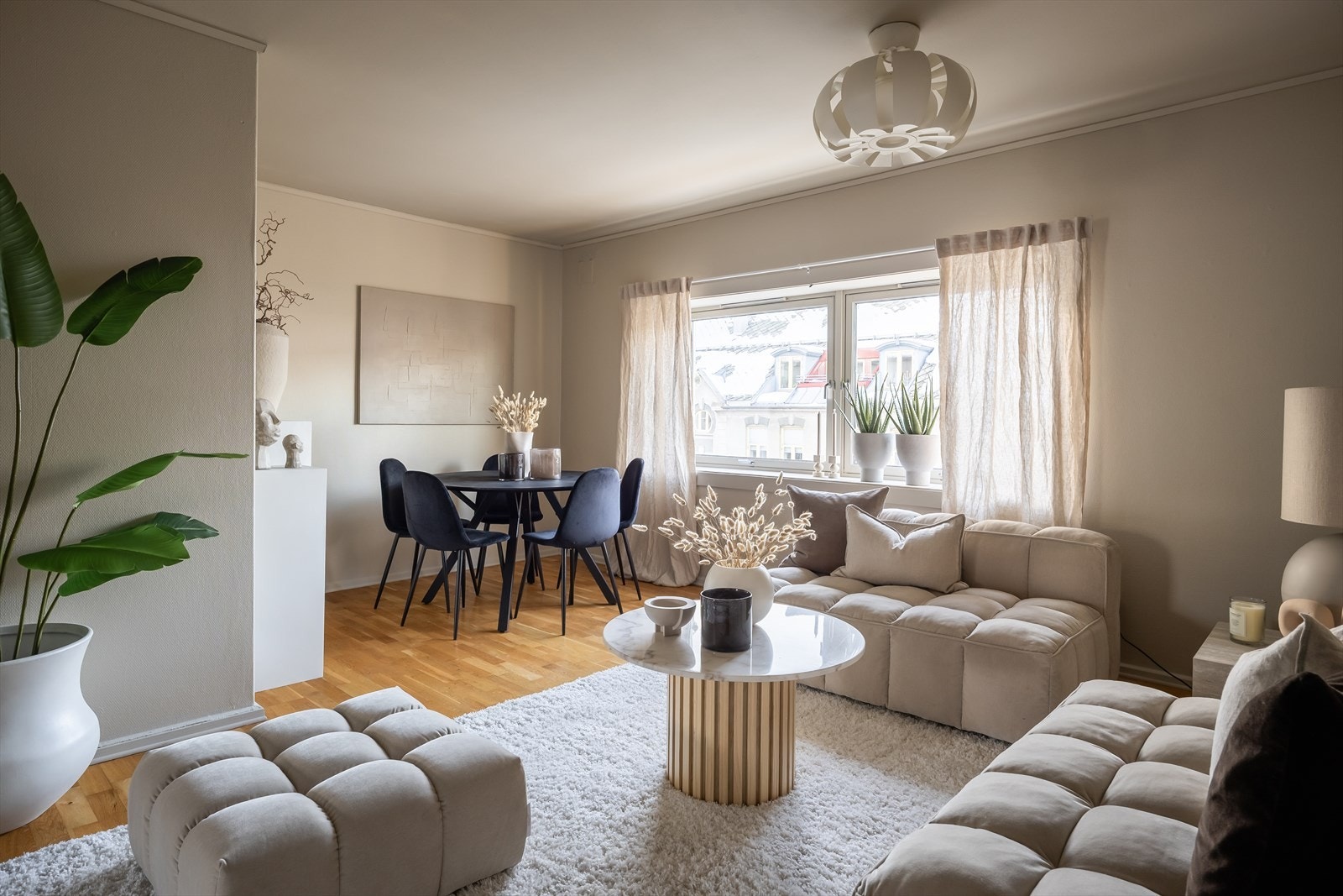 Fra leiligheten er det gangavstand til blant annet Solsiden, Kristiansten festning og NTNU Gløshaugen. Det er i tillegg kort avstand til Trondheim sentrum med "alt" av fasiliteter. Galleribilde