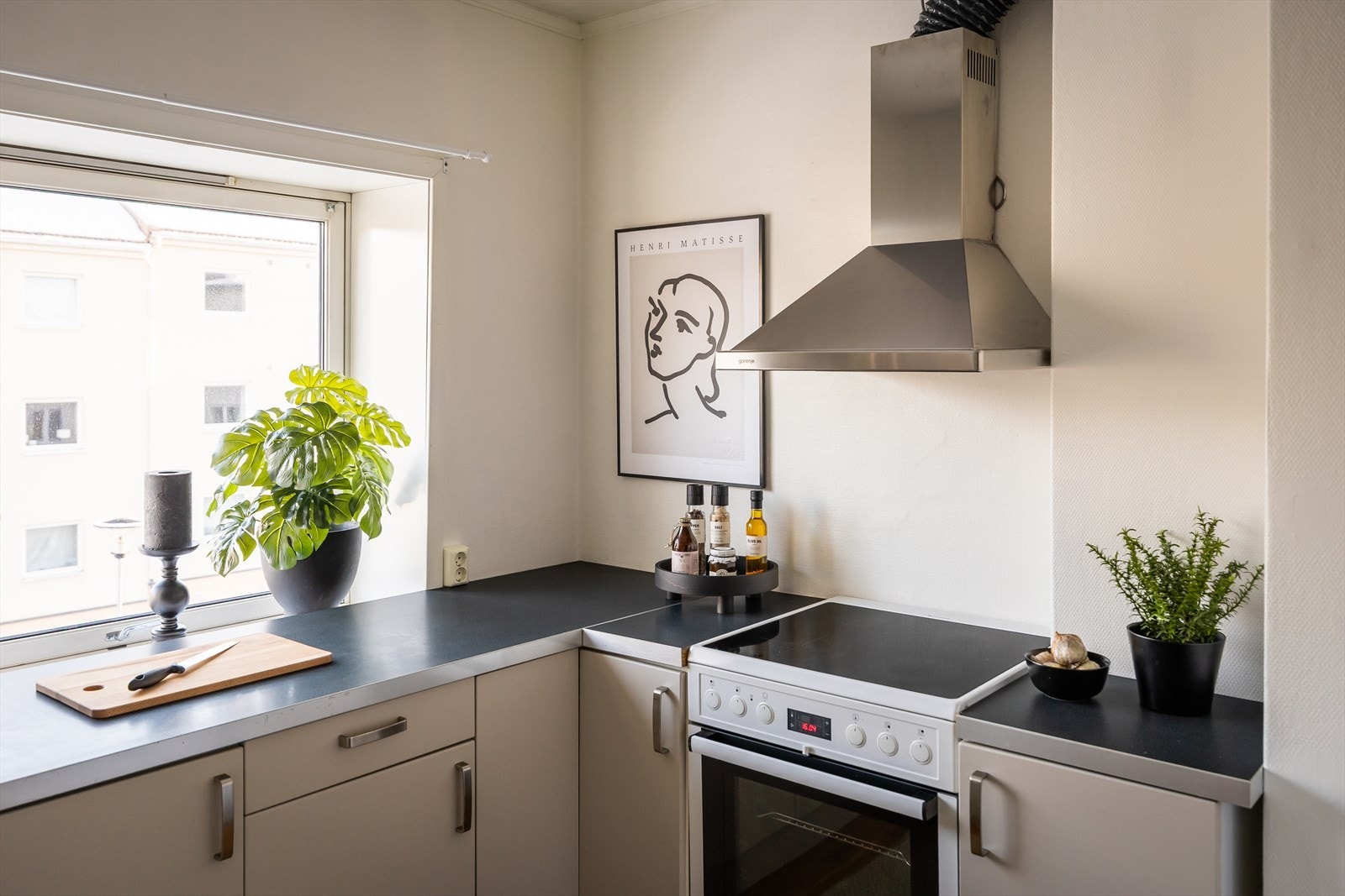 Kjøkkenet byr på hvitevarer som kjøleskap, stekeovn og oppvaskmaskin. Disse medfølger handelen. Galleribilde