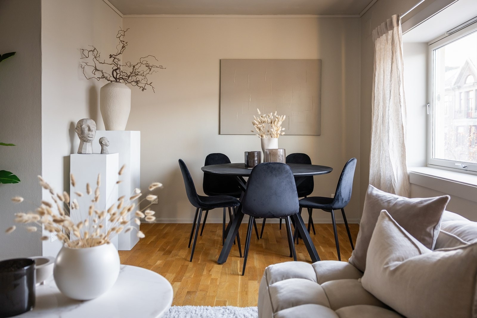 Det er også god plass til spisegruppe i ønsket størrelse i stuen. Galleribilde