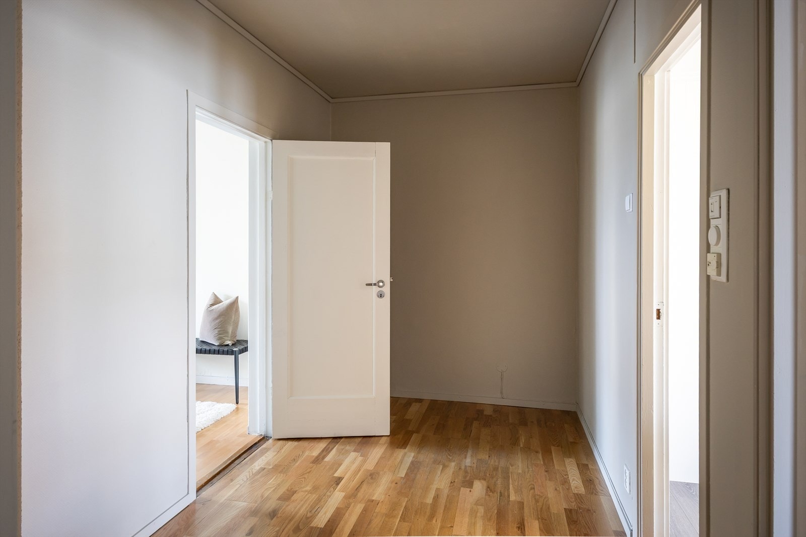Gangen i leiligheten er på 6,6 m² og kan for eksempel innredes med en kontorplass eller stor garderobe for ytterligere oppbevaringsmuligheter. Galleribilde