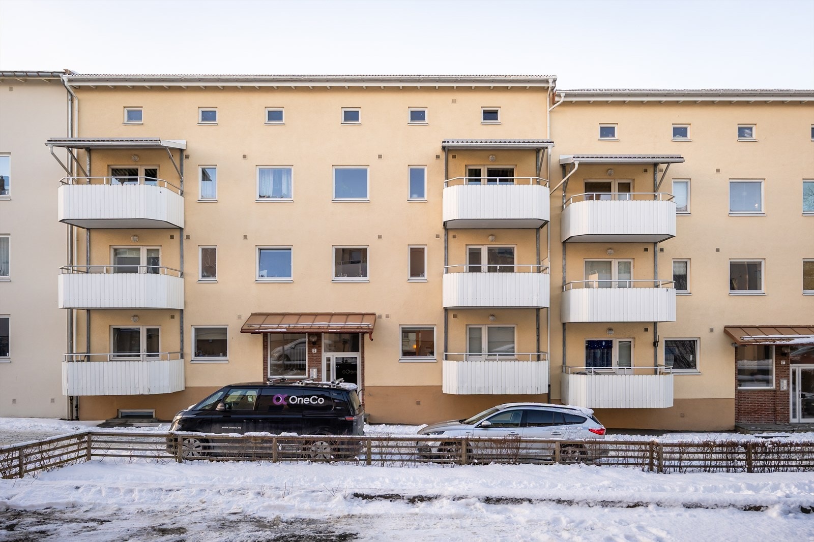 Det er mulighet for parkering ved søknad. Borettslaget har 13 garasjeplasser (frittstående i rekke) og 80 parkeringsplasser. Galleribilde