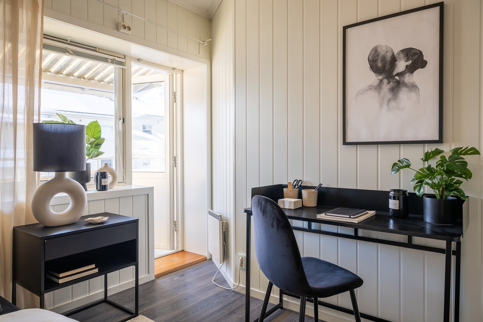 Direkte fra ett av leilighetens soverom er det adkomst til balkongen. Galleribilde