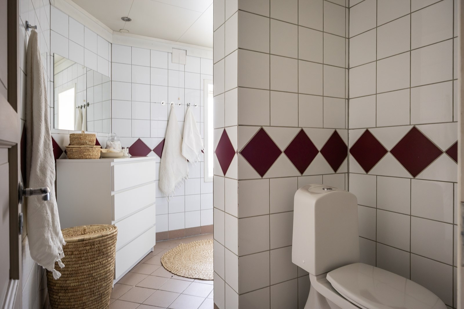 Badet i leiligheten strekker seg over 6,6 m² og er flislagt. Galleribilde