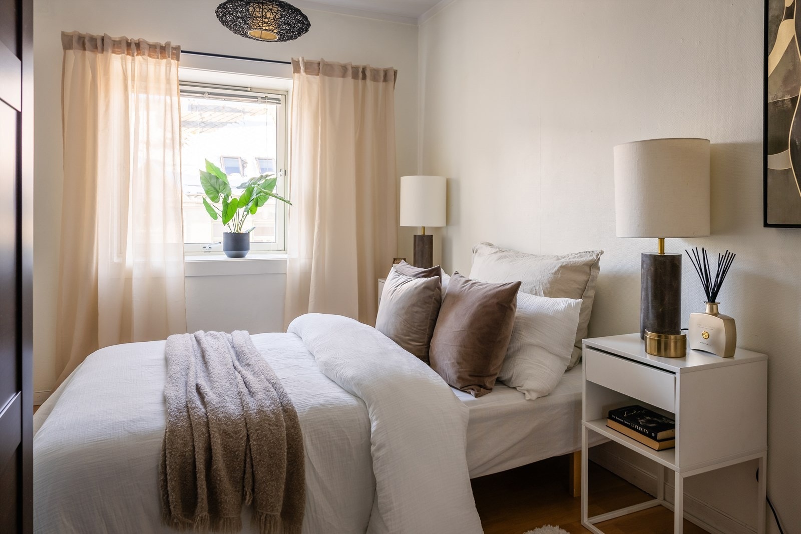 Her er det god plass til dobbeltseng med tilhørende møblement. Galleribilde